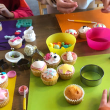 Afbeelding in Gallery-weergave laden, kinderen versieren cupcakes met fondant