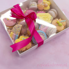 Afbeelding in Gallery-weergave laden, Witte Sweet Box met transparant deksel - 25 x 20 x 7 cm